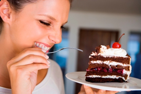 mulher-comendo-bolo 1